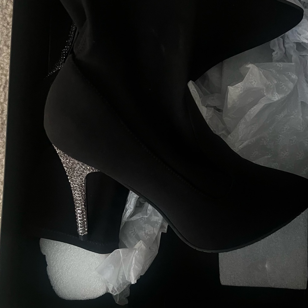 Nina ankle boot with embellished heel size 9.5 new in the box